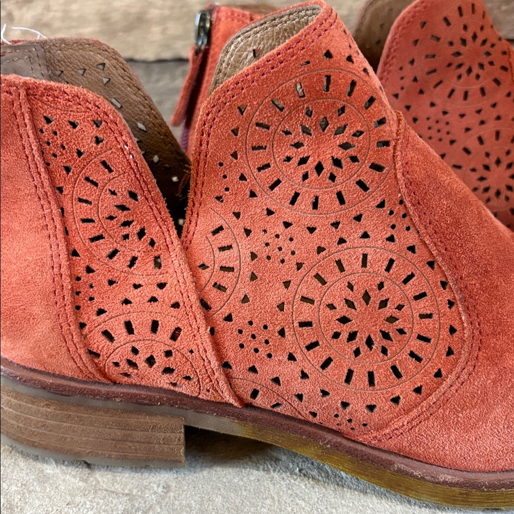 Sofft sz 7.5 burnt orange suede booties with cut out details - Picture 6 of 11